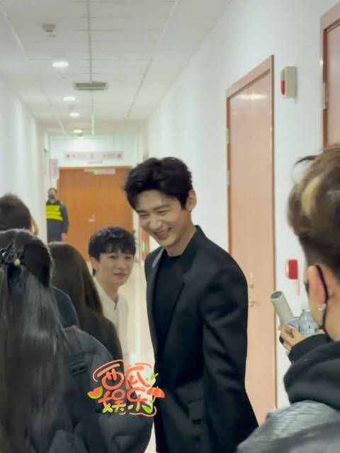 很有礼貌的两个人儿