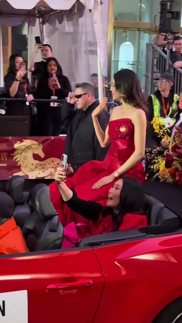 谷爱凌红裙巡游人气爆棚，妈妈同车拍照