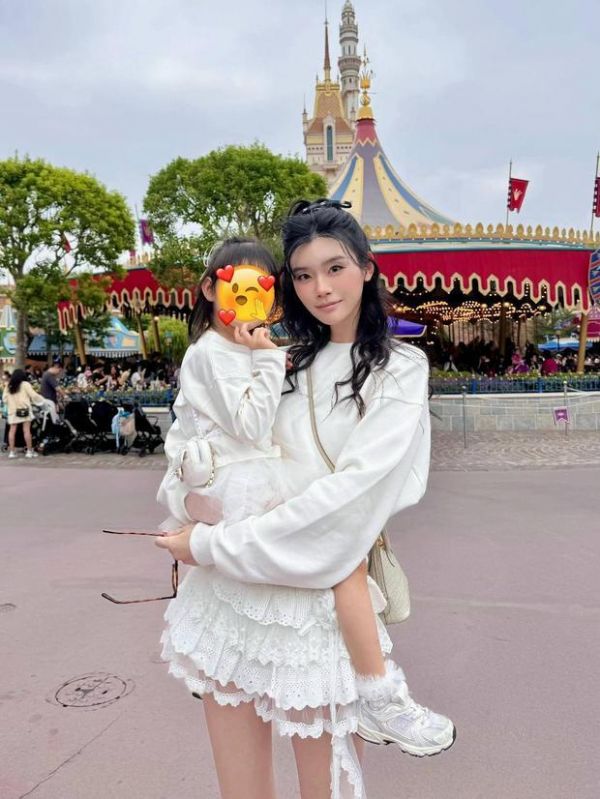 奚梦瑶升级当妈后经常陪伴孩子成长，还会带着女儿去游乐园玩耍，母爱满满。