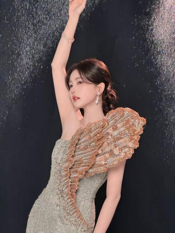 搜狐娱乐讯 近日，白鹿一组大片曝光。她穿银金贝壳闪裙，置身贝壳与水雾布景中，梦幻又灵动。