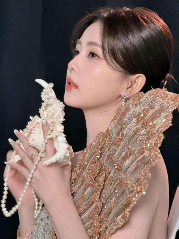 白鹿手持海螺，侧颜精致。