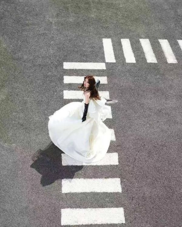 搜狐娱乐讯 近日，毛晓彤一组大片曝光。她穿白纱裙搭配黑手套，时而举蛋糕时而转裙摆，甜酷反差感十足。