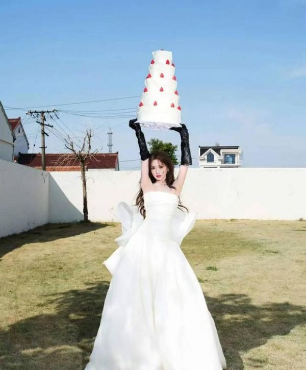 毛晓彤举多层蛋糕，甜酷反差感拉满。