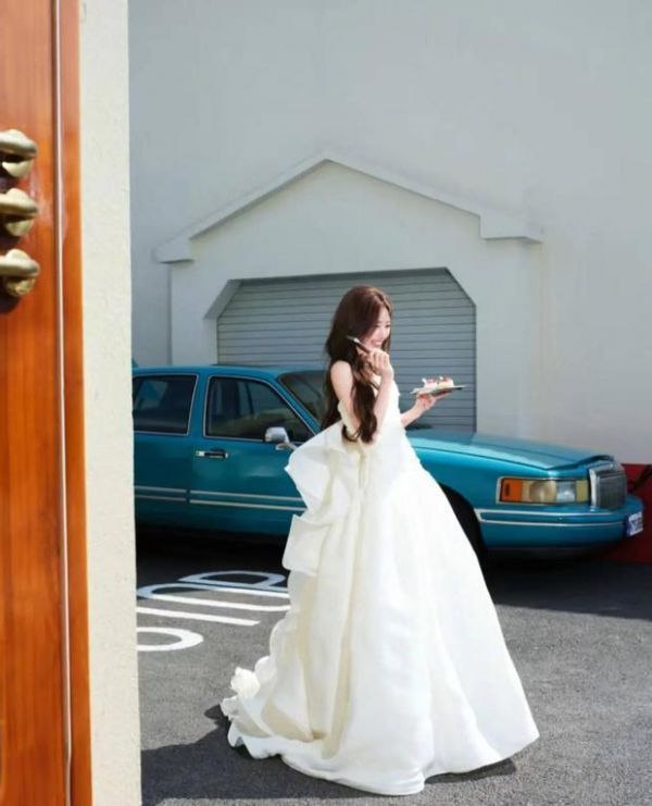 毛晓彤品尝蛋糕，灵动十足。