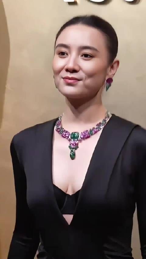 宋佳黑礼服惊艳亮相，性感迷人！