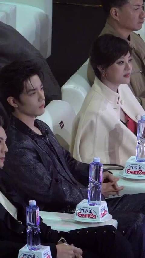 郑晓龙导演盛典拥抱肖战孙俪，后台互动热络