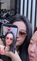 刘亦菲现身巴黎街头被围堵，镜头都快怼到脸上了：生图美貌惊艳众人
