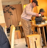 偶遇朱丹一家面馆吃面，周一围贴心给老婆端汤，小儿子正脸好可爱