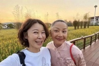 瞿颖梳着大背头，我咋觉得她比柯蓝还显年轻年轻啊！