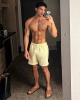 伊朗裔男星最新自拍，身材越来越好了！