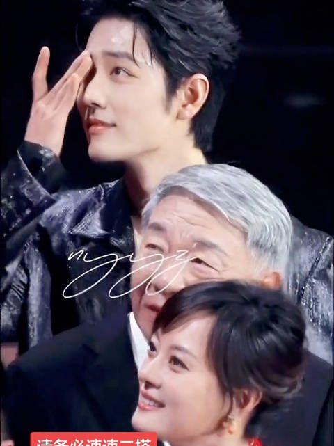 肖战谈吐诚恳获郑晓龙赞赏，红毯频擦汗引关注