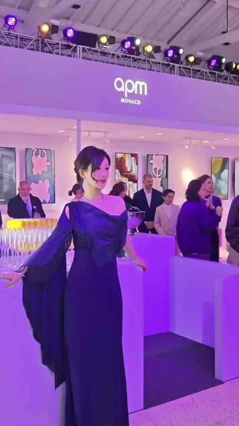 杨紫穿紫色高定生图惊艳，冷白皮五官精致获赞