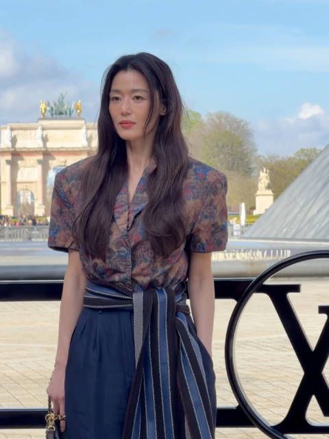 全智贤亮相LV大秀显疲态，丈夫崔俊赫亏损150亿韩元