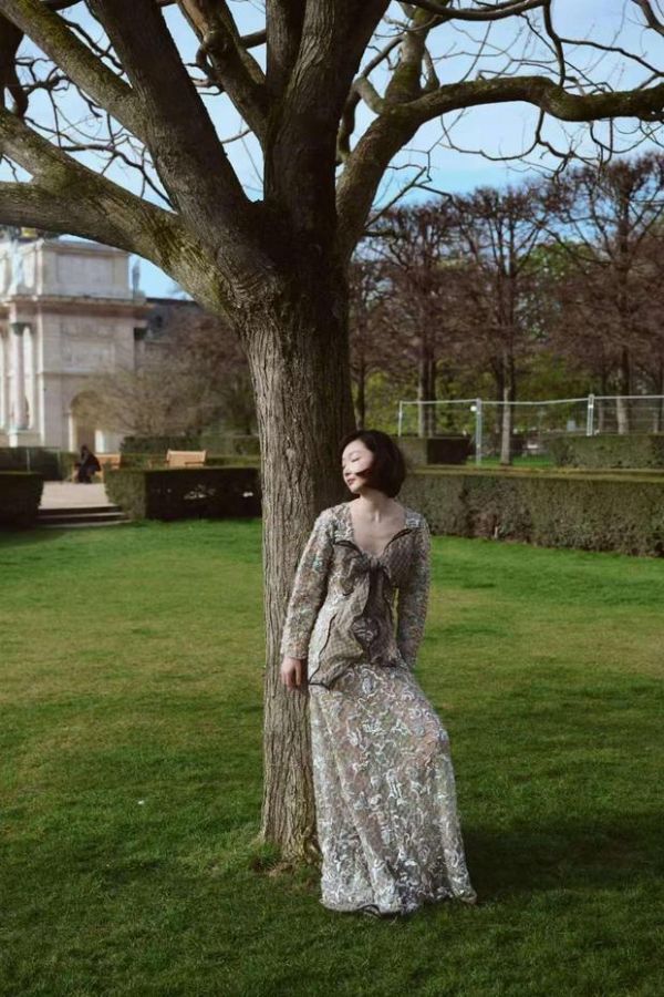 搜狐娱乐讯 近日，周冬雨巴黎街拍曝光。她穿亮片刺绣长裙配大蝴蝶结，留利落短发，浪漫又灵动。