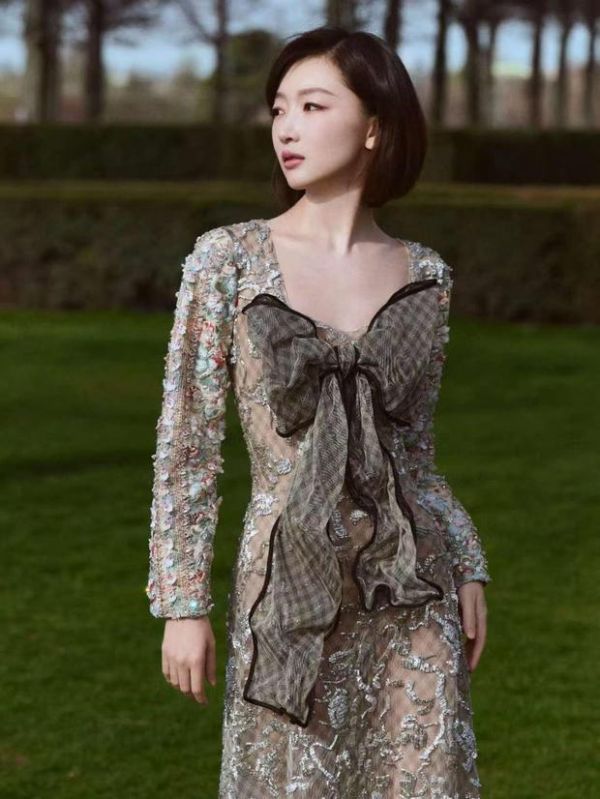 周冬雨胸前大蝴蝶结灵动俏皮。