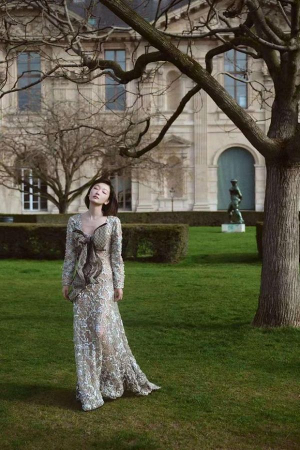 周冬雨漫步草坪。