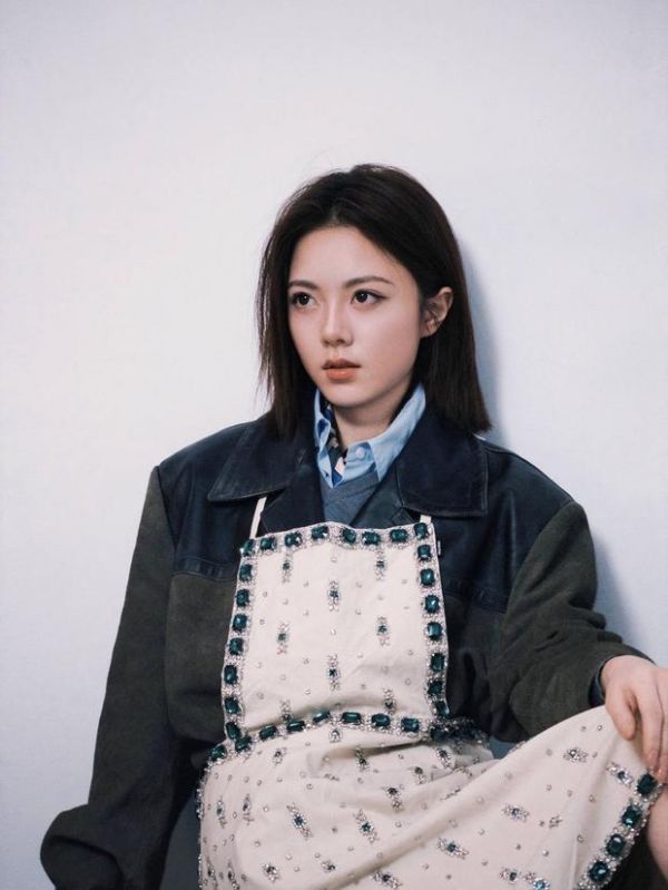 赵今麦短发造型清爽。