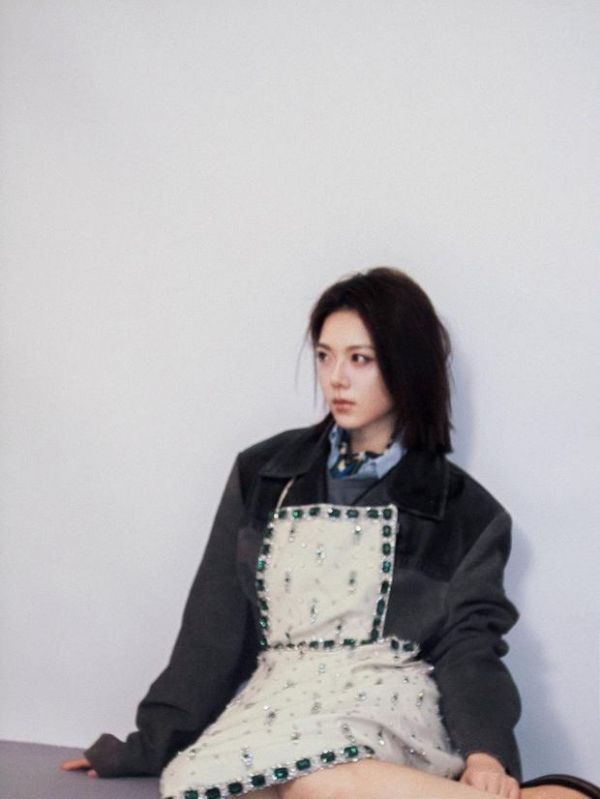 赵今麦侧颜绝美。