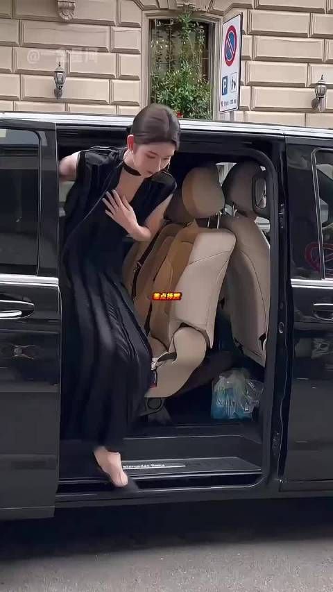 肖战看鞋白鹿提裙摆，陈伟霆笑声破沉默