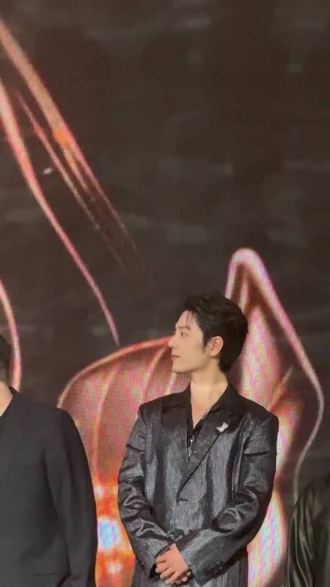 肖战领奖现场后撤步挥拳逗乐郑晓龙