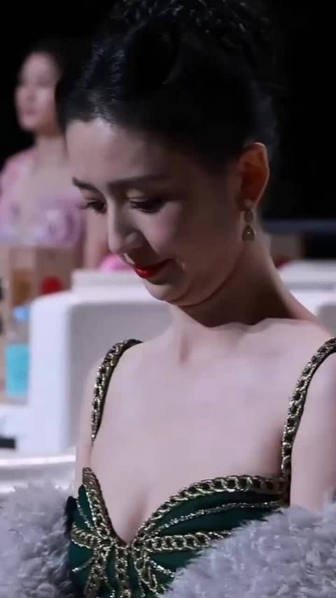 佟丽娅深V礼服亮相，金色链条与腰臀比吸睛