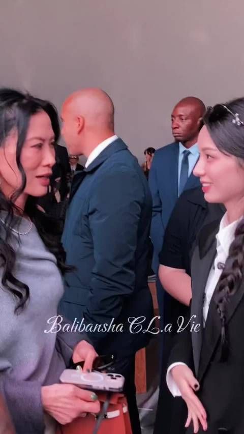 默多克95岁生日派对邓文迪携女中国风造型亮相