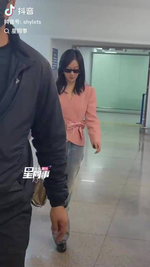 杨紫华伦天奴出发图，粉色蝴蝶结外套造型如何