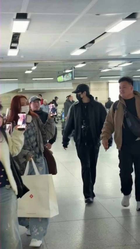 陈飞宇巴黎时装周完美帅飞法兰西 回国大连路透来了，又瘦又高又帅，皮衣的神