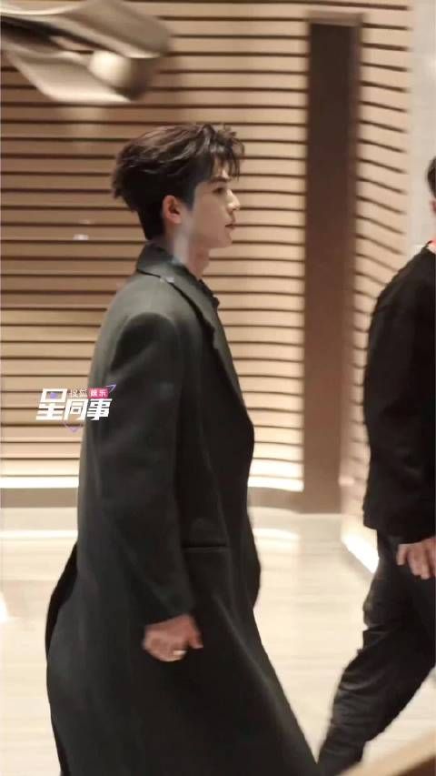 张凌赫《逐玉》追剧团上班路透，啊啊啊这个凌帝帅成啥了！