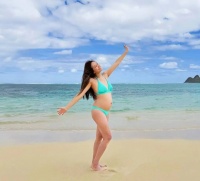 恭喜！TVB前女星宣布再度怀孕，挺孕肚穿泳装，身材依旧火辣