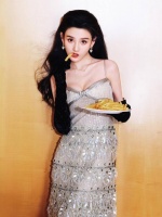 宋祖儿穿香槟色亮片长裙，时尚又贵气