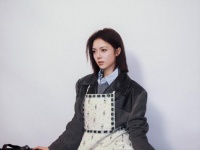 赵今麦穿背带裙配西装又美又飒，短发造型时尚干练