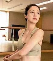 45岁董璇晒健身照，身材紧致小蛮腰，怪不得能拿下小9岁弟弟！