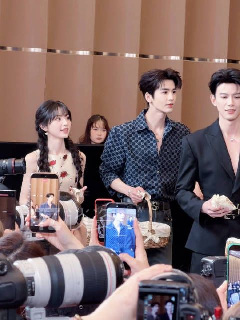 《逐玉》主创来啦 现代装完全就是男帅女美啊 我的眼睛好享福！