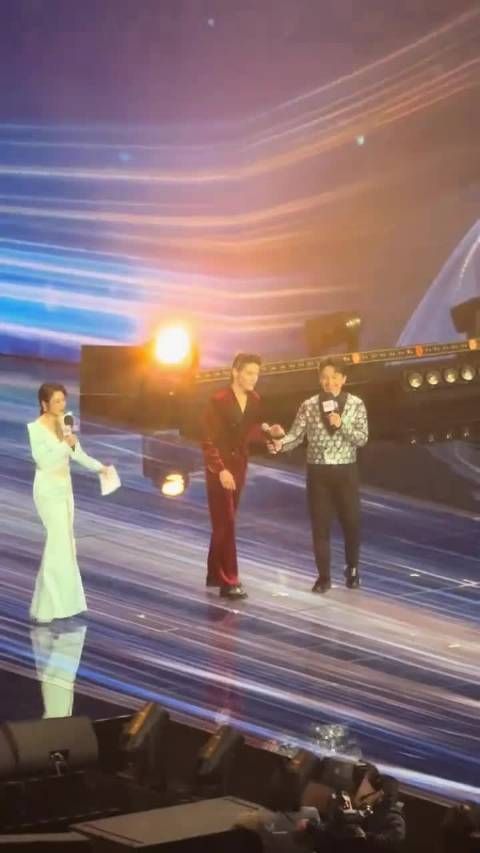 向佐上海微短剧盛典展示功夫飞踢主持人