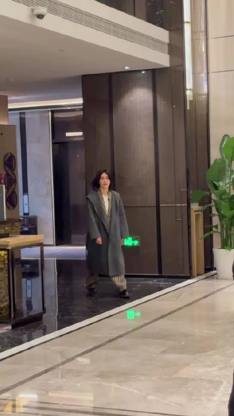 尚雯婕台上酷飒台下要包，反差萌引热议