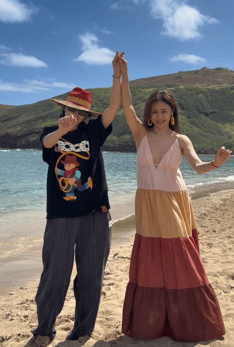 刘芸穿深V吊带裙与李斯丹妮一起跳舞。