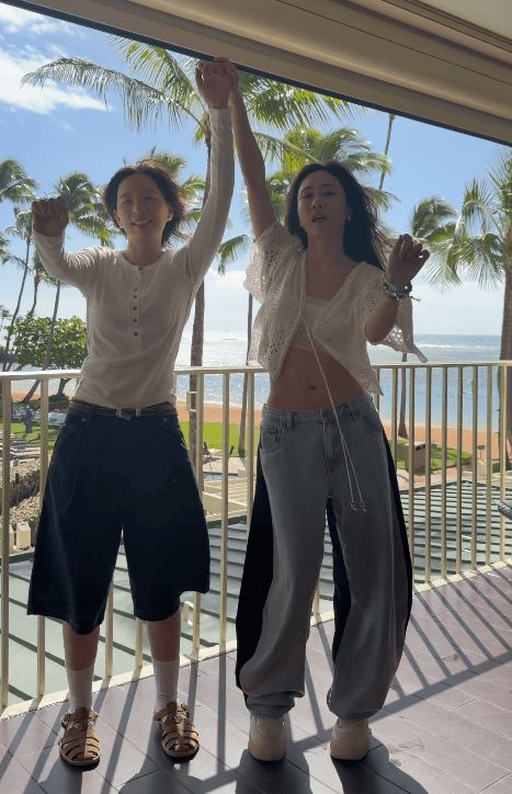 刘芸穿搭清凉，大方秀曼妙身姿。