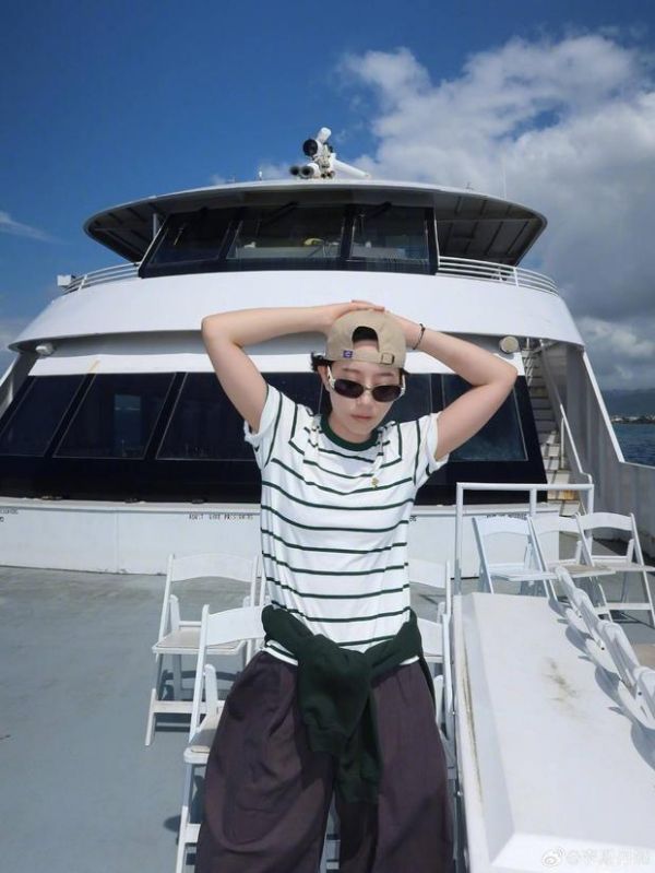 李斯丹妮在游艇上拍照，酷范儿十足。