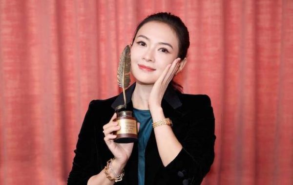 搜狐娱乐讯 近日，章子怡在社交平台上晒出一组获奖照，并发文回应道：“感谢这份来自编剧同行们的认可，致敬所有的创作者们，是你们用笔墨勾勒出角色的骨肉。詹周氏让我看见一个女人强大的力量和韧劲，希望这份力量，也能抵达更多为自己争取的人们。”