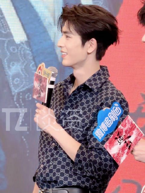 谁来懂一下张凌赫@张凌赫z 这个手上的青筋 俺不中了怎么有人这么完美