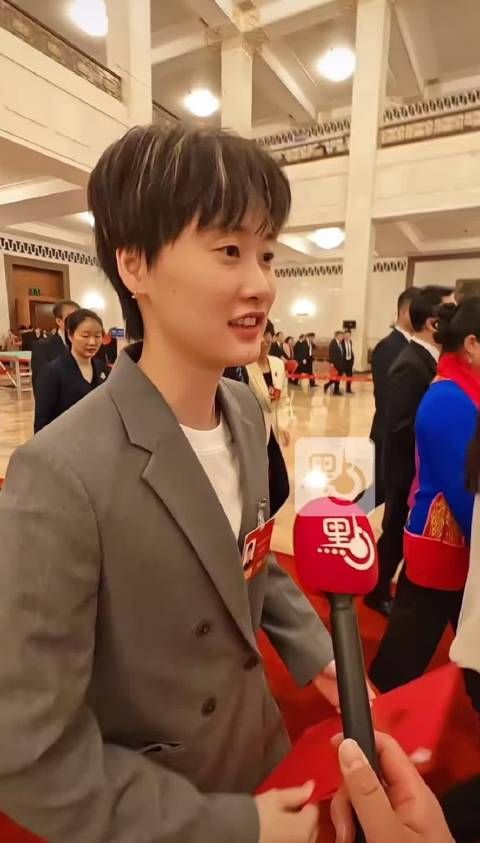 香港记者邀请陈雨菲在春晚唱歌 不要错过这个视频 求你们