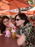 李斯丹妮与刘芸同游夏威夷，自由又惬意