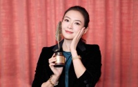 章子怡回应获奖，手捧奖杯笑容灿烂