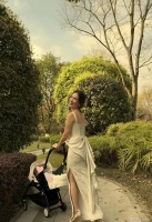 41岁卢靖姗春日遛娃，一袭吊带裙美到犯规，颜值身材双双在线