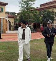 57岁孙楠在海南拍戏被偶遇，他穿着白色衣服，花鞋子，脸瘦了好多