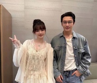 黄晓明现身新加坡，身边26岁女友胡冉儿一亮相，直接掀起全网热议