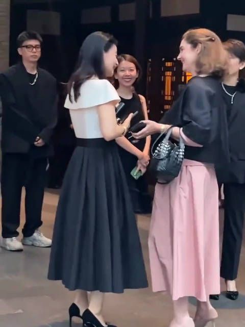 郭晶晶 这气质！简洁大方不失风度！太美了！