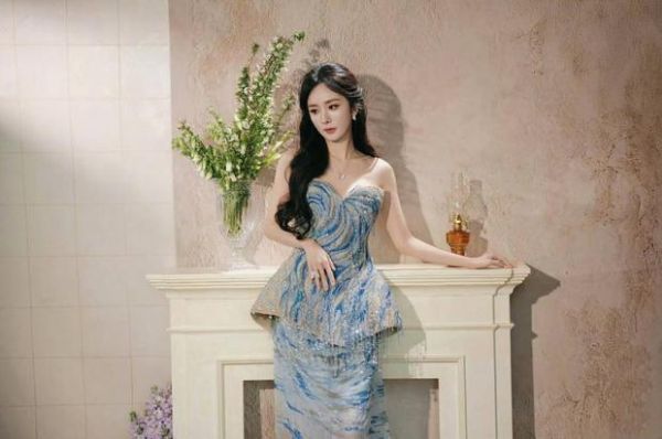 杨幂垂眸，优雅迷人。