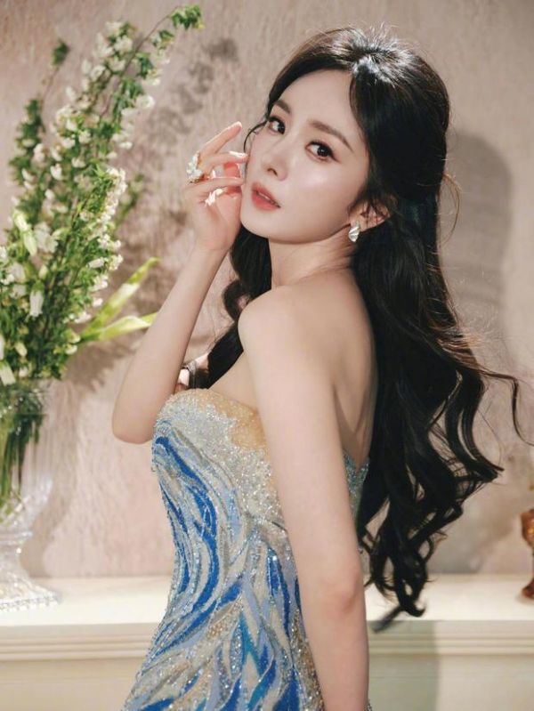 杨幂侧身，线条精致。